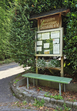 Schaukasten beschriftet mit Kleingarten Daueranlage Bendahl e. V.